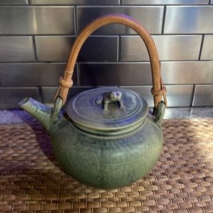 Frog tea pot